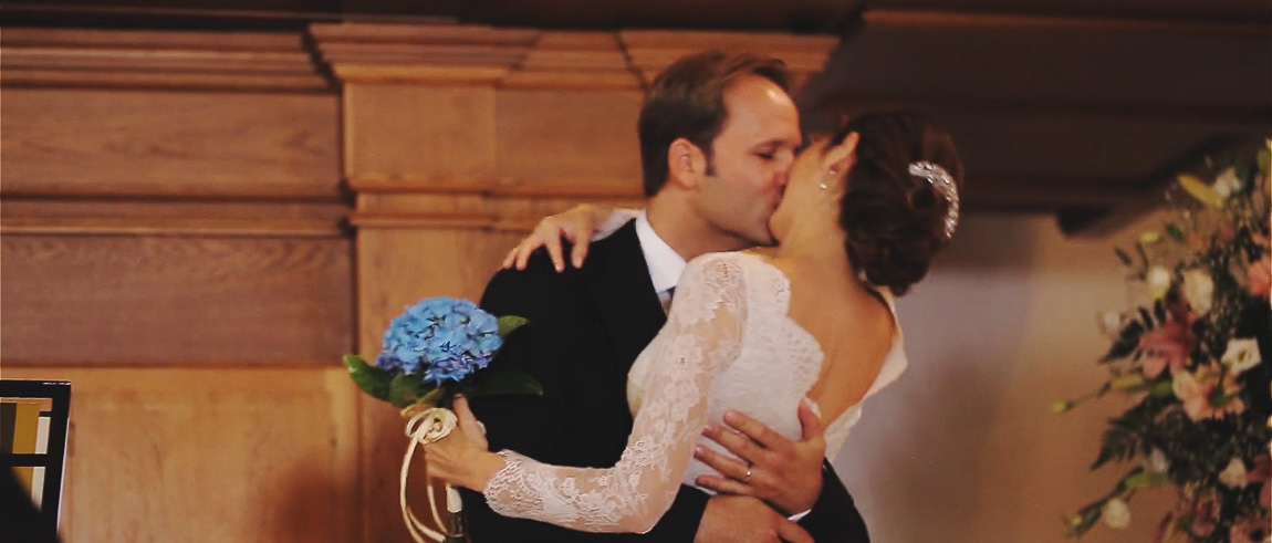 Primer beso de recién casados en la Capilla del hotel La Bobadilla