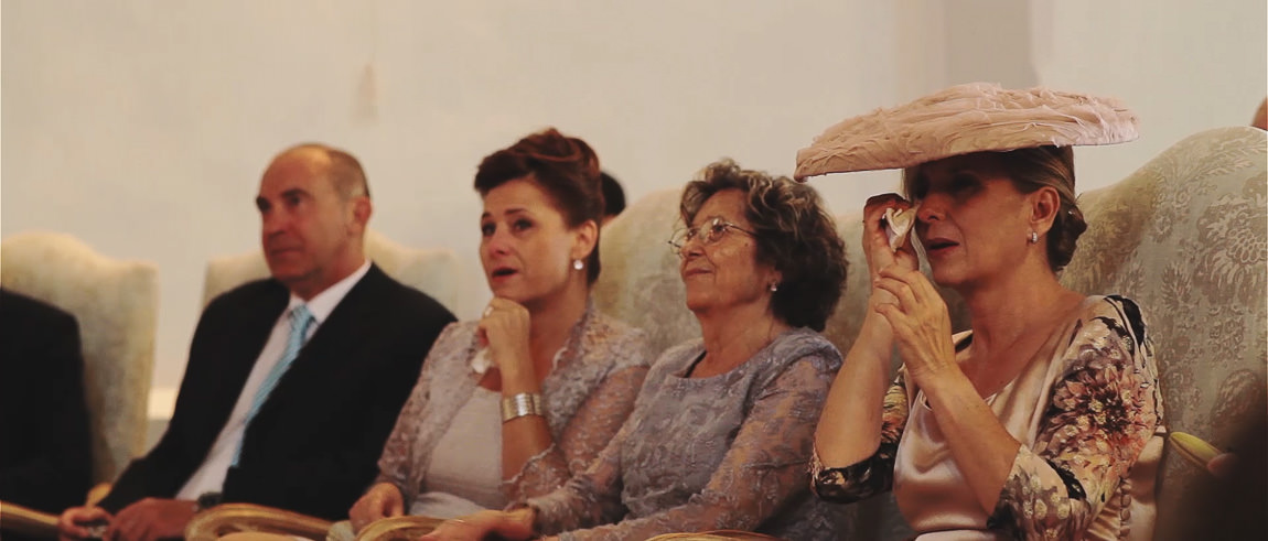 La madre y la abuela de la novia llorando de emoción en la boda de su hija