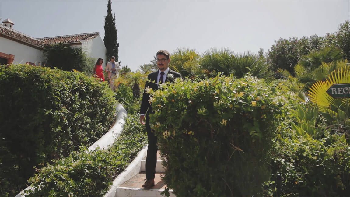 Novio entrando en ceremonia en finca bodas Málaga