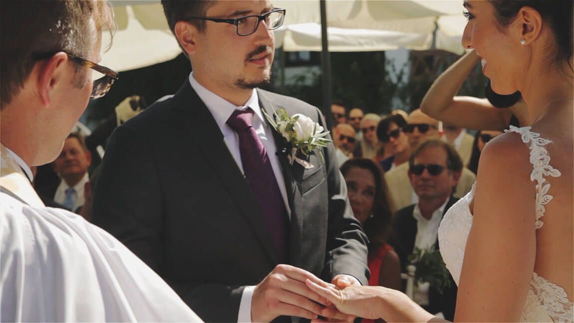 Anillos de boda en una ceremonia civil en Marbella. Anillos boda